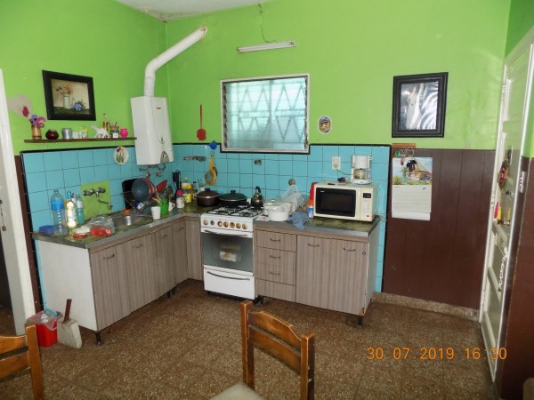 CASA DE ESTILO MIXTO DE 3 AMBIENTES MAS DEPARTAMENTO DE DOS AMBIENTES AL FONDO, IDEAL DOS FAMILIAS.