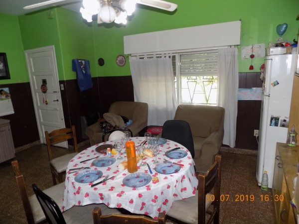 CASA DE ESTILO MIXTO DE 3 AMBIENTES MAS DEPARTAMENTO DE DOS AMBIENTES AL FONDO, IDEAL DOS FAMILIAS.