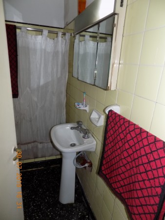 CASA DE ESTILO MIXTO DE 3 AMBIENTES MAS DEPARTAMENTO DE DOS AMBIENTES AL FONDO, IDEAL DOS FAMILIAS.