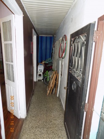 CASA DE ESTILO MIXTO DE 3 AMBIENTES MAS DEPARTAMENTO DE DOS AMBIENTES AL FONDO, IDEAL DOS FAMILIAS.