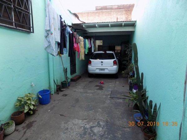 CASA DE ESTILO MIXTO DE 3 AMBIENTES MAS DEPARTAMENTO DE DOS AMBIENTES AL FONDO, IDEAL DOS FAMILIAS.