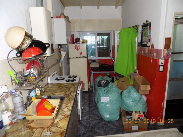 CASA DE ESTILO MIXTO DE 3 AMBIENTES MAS DEPARTAMENTO DE DOS AMBIENTES AL FONDO, IDEAL DOS FAMILIAS.