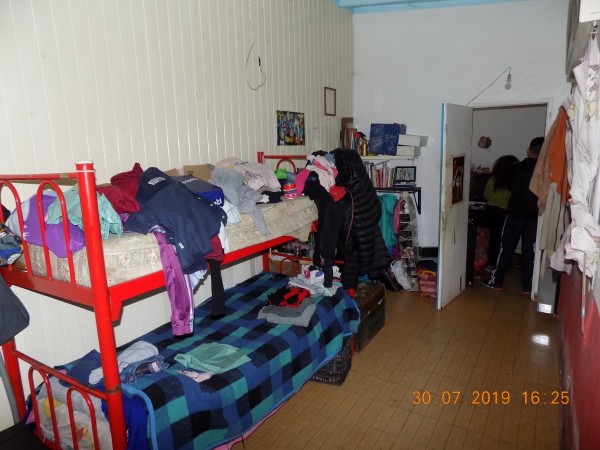 CASA DE ESTILO MIXTO DE 3 AMBIENTES MAS DEPARTAMENTO DE DOS AMBIENTES AL FONDO, IDEAL DOS FAMILIAS.