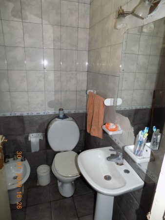 CASA DE ESTILO MIXTO DE 3 AMBIENTES MAS DEPARTAMENTO DE DOS AMBIENTES AL FONDO, IDEAL DOS FAMILIAS.