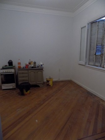 DEPARTAMENTO DE 3 AMBIENTES CON DEPENDENCIA DE SERVICIO, 1o PISO, BARRIO DE ONCE.