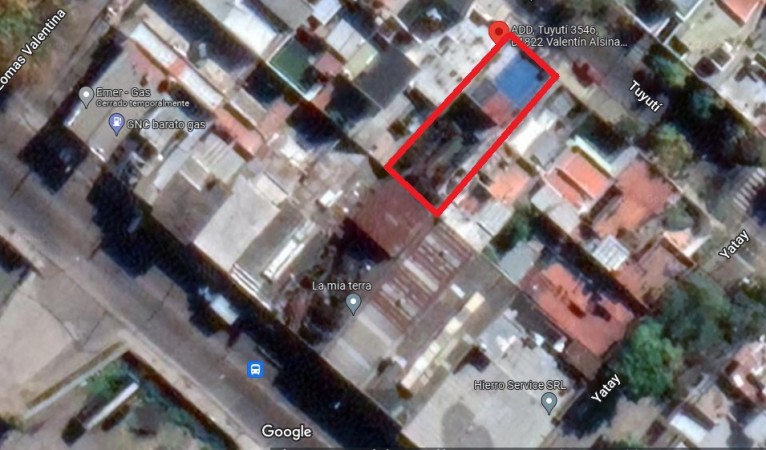 CASA DE 3 AMBIENTES CON COCHERA Y FONDO LIBRE.