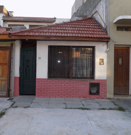 PH AL FRENTE DE 3 AMBIENTES, CON PATIO, TOTALMENTE INDEPENDIENTE. REFACCIONADO.