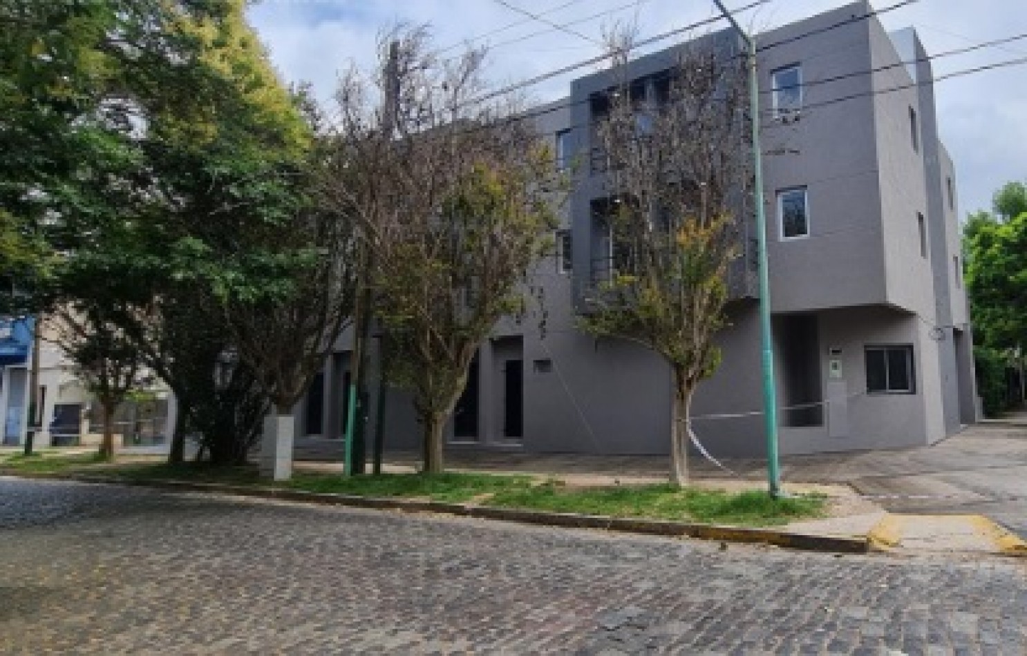 DEPARTAMENTO MONOAMBIENTE AL FRENTE, PLANTA BAJA DTO F, CON PATIO Y COCHERA, BANFIELD.