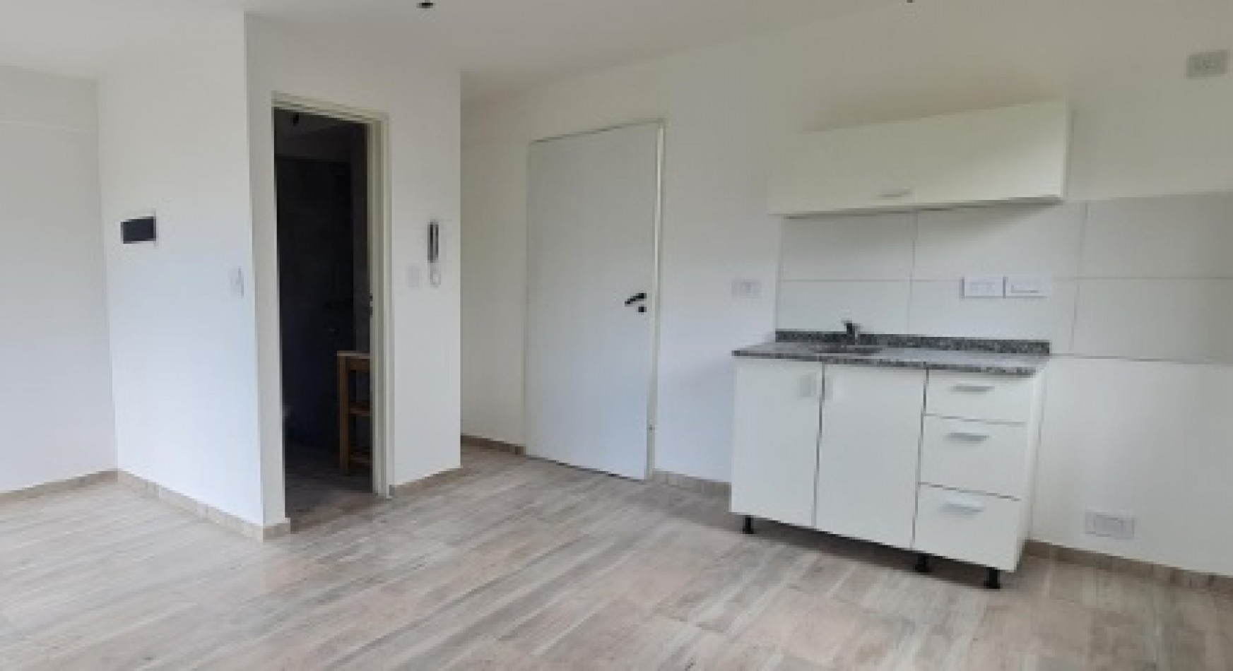 DEPARTAMENTO MONOAMBIENTE AL FRENTE, PLANTA BAJA DTO F, CON PATIO Y COCHERA, BANFIELD.