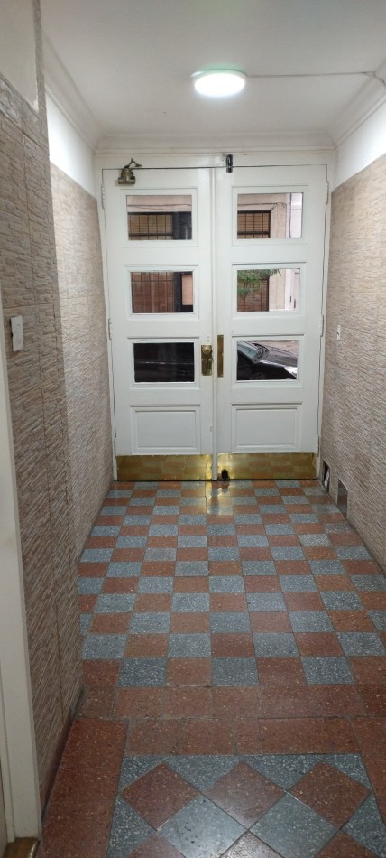 MONOAMBIENTE TIPO PH CON ENTRADA POR PASILLO, CON PATIO.