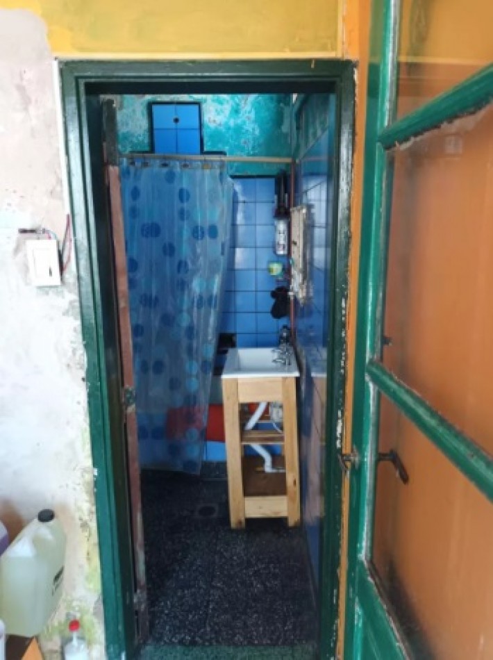 CASA DE 3 AMBIENTES A REFACCIONAR CON FONDO LIBRE, LANUS