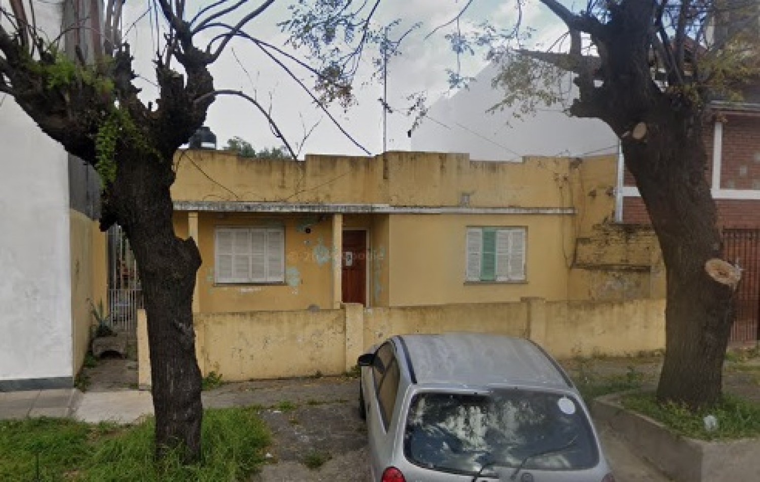 CASA DE 3 AMBIENTES A REFACCIONAR CON FONDO LIBRE, LANUS