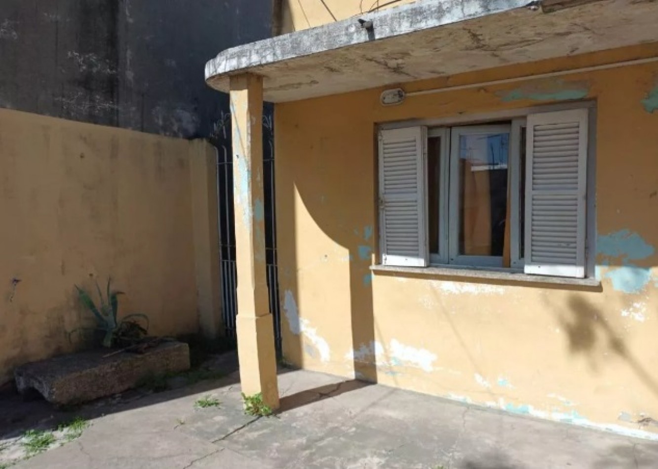 CASA DE 3 AMBIENTES A REFACCIONAR CON FONDO LIBRE, LANUS