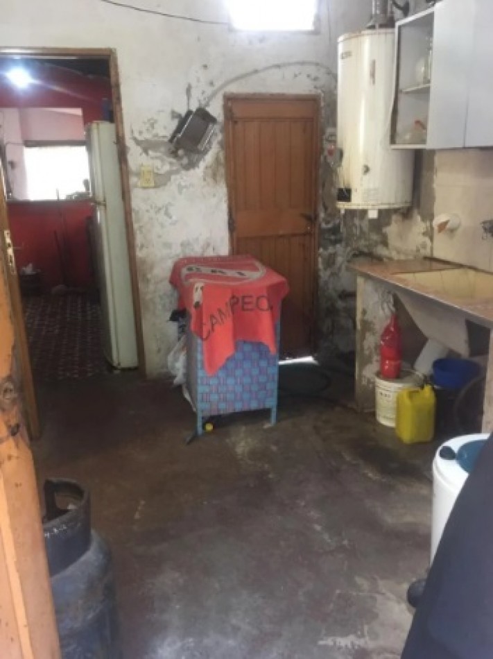 CASA DE 3 AMBIENTES SOBRE LOTE PROPIO, CON LOCAL AL FRENTE.