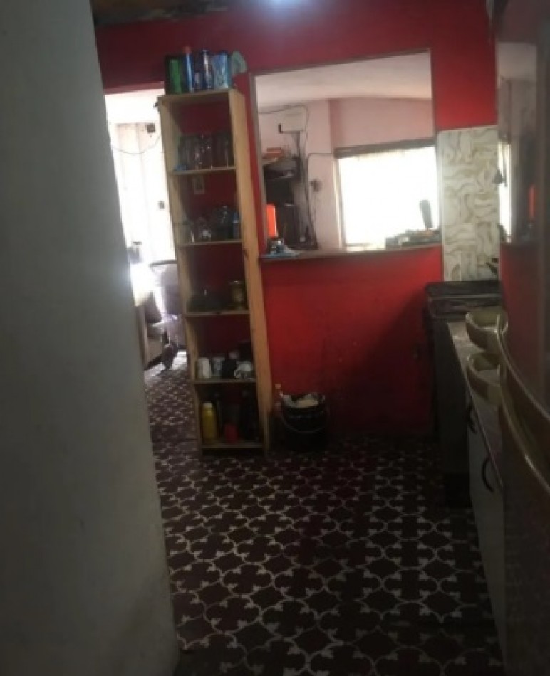 CASA DE 3 AMBIENTES SOBRE LOTE PROPIO, CON LOCAL AL FRENTE.