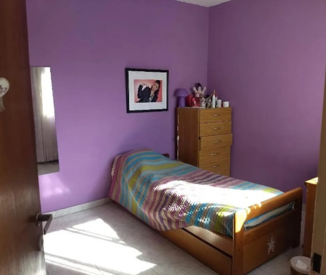 CASA SOBRE LOTE CON FRENTE DE 16M, EN DOS PLANTAS CON GARAGE Y PARQUE.