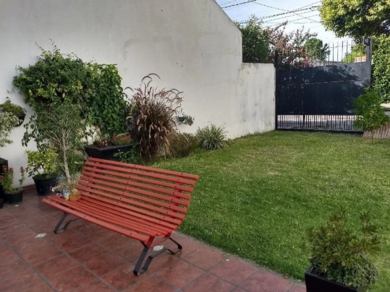 CASA SOBRE LOTE CON FRENTE DE 16M, EN DOS PLANTAS CON GARAGE Y PARQUE.