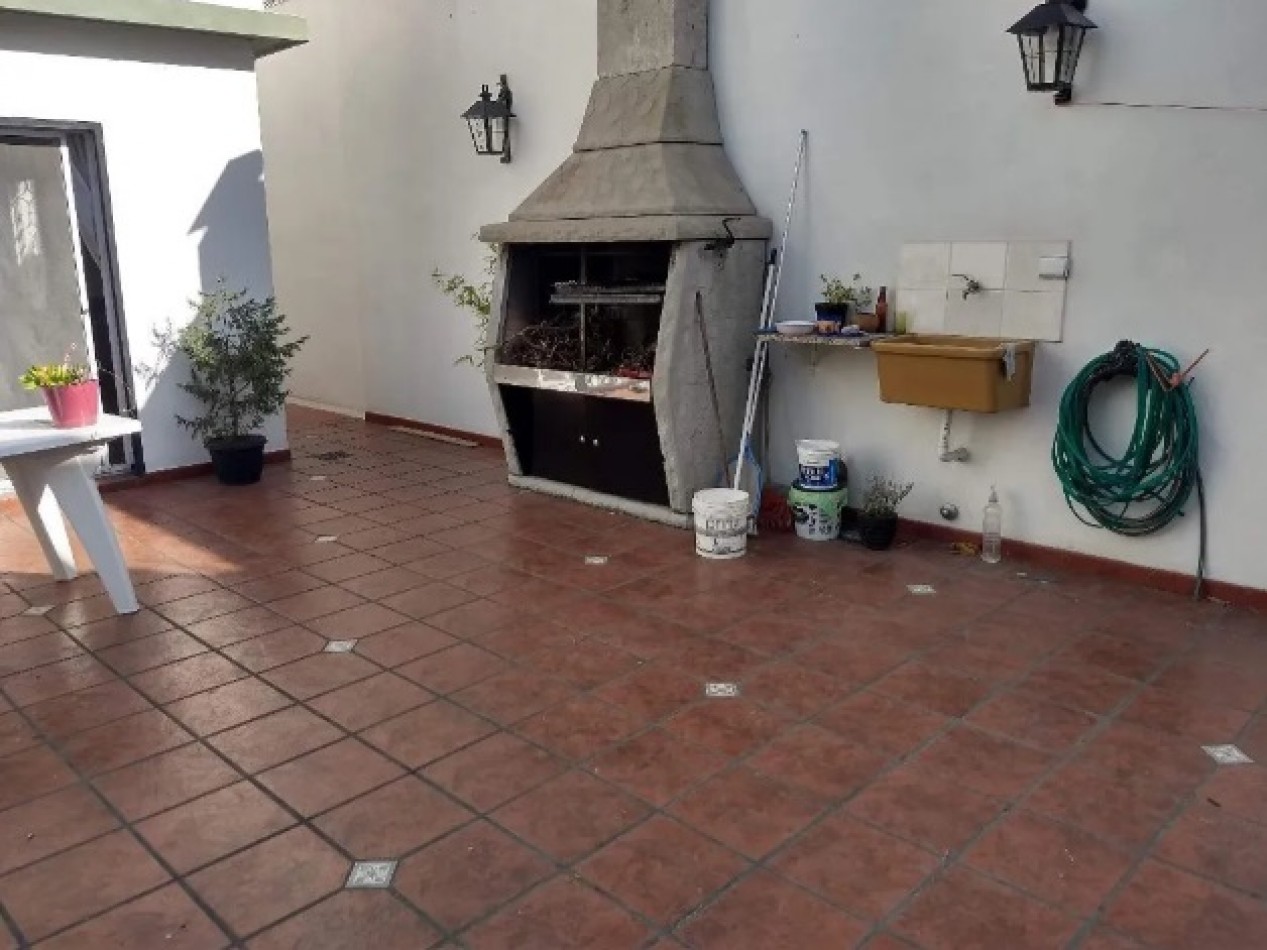 CASA SOBRE LOTE CON FRENTE DE 16M, EN DOS PLANTAS CON GARAGE Y PARQUE.