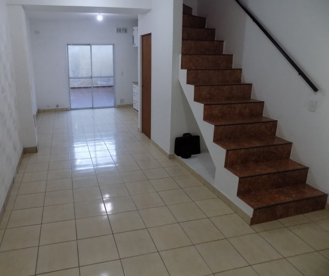 HERMOSO DUPLEX AL FRENTE DE 3 AMBIENTES.