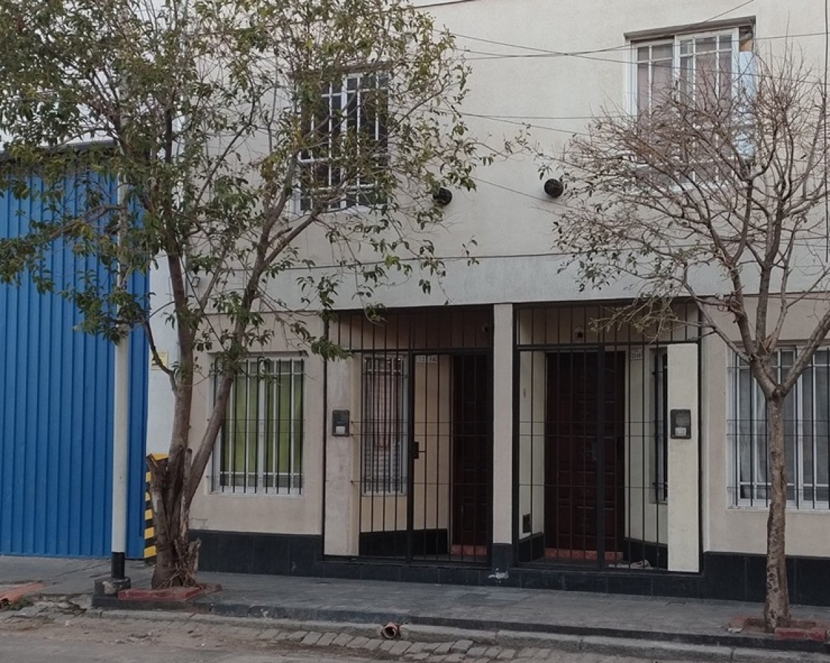 HERMOSO DUPLEX AL FRENTE DE 3 AMBIENTES.