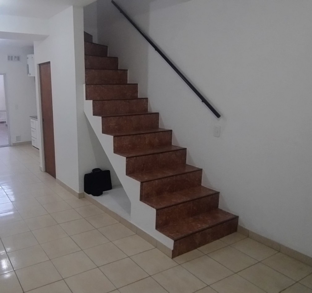 HERMOSO DUPLEX AL FRENTE DE 3 AMBIENTES.