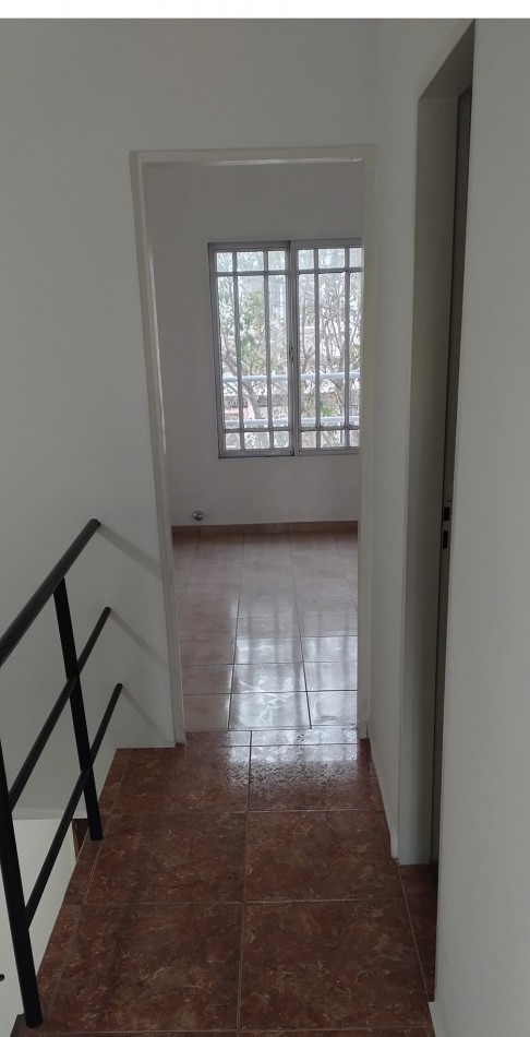 DUPLEX AL FRENTE DE 3 AMBIENTES, CON ENTRADA INDEPENDIENTE Y PATIO.