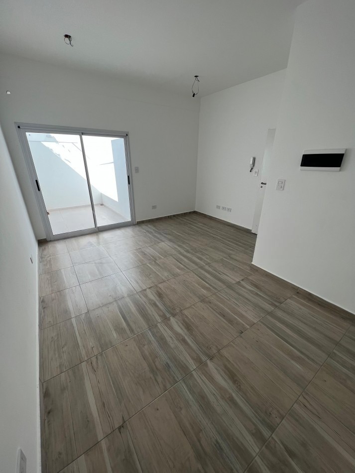 DEPARTAMENTO  DE 2 AMBIENTES EN PB DTO E CON PATIO, LOMAS DE ZAMORA.