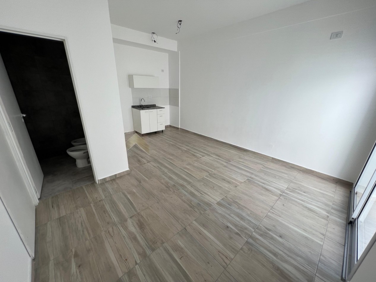 DEPARTAMENTO  DE 2 AMBIENTES EN PB DTO E CON PATIO, LOMAS DE ZAMORA.