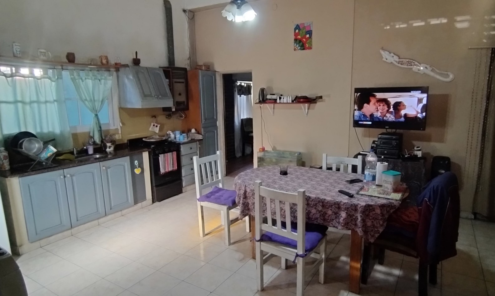 CASA DE 4 AMBIENTES, CON FONDO LIBRE DE GRAN DIMENSION. 
