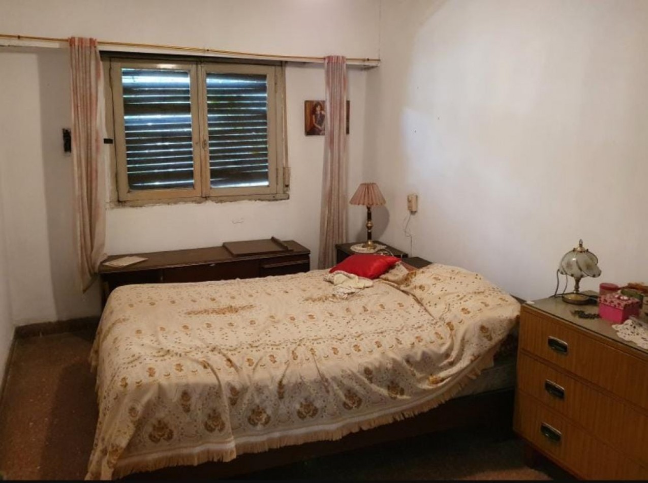 CASA DE 4 AMBIENTES, 3 DORMITORIOS CON GARAGE Y PATIO.