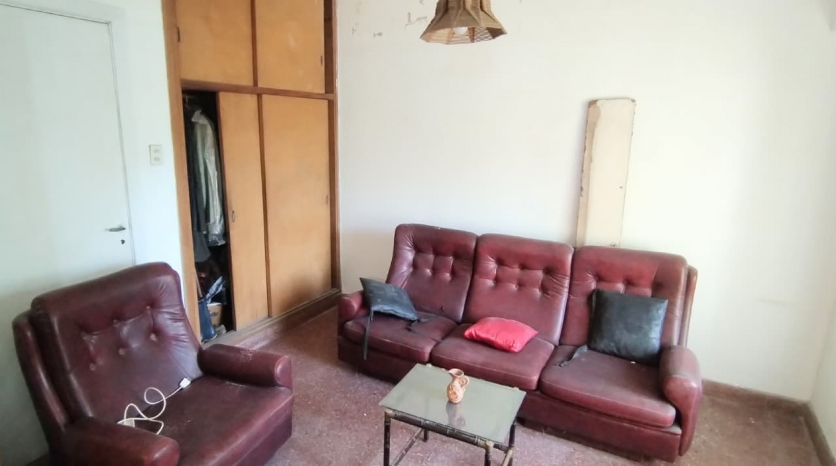 CASA DE 4 AMBIENTES, 3 DORMITORIOS CON GARAGE Y PATIO.