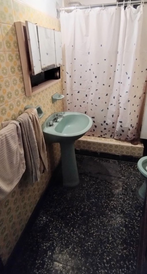 CASA DE 4 AMBIENTES, 3 DORMITORIOS CON GARAGE Y PATIO.