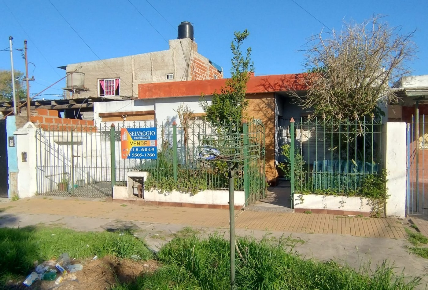 CASA DE 4 AMBIENTES, 3 DORMITORIOS CON GARAGE Y PATIO.