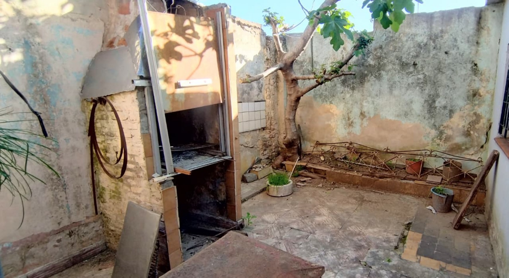 CASA DE 4 AMBIENTES, 3 DORMITORIOS CON GARAGE Y PATIO.