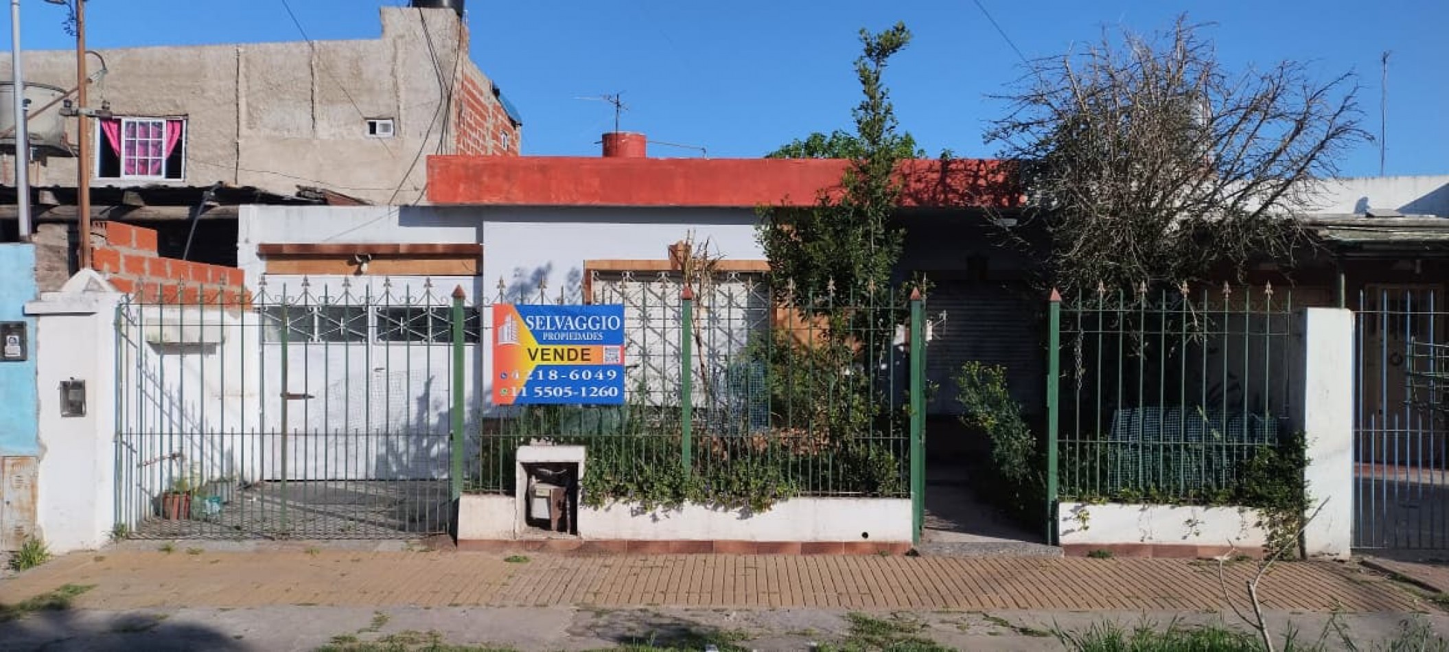 CASA DE 4 AMBIENTES, 3 DORMITORIOS CON GARAGE Y PATIO.