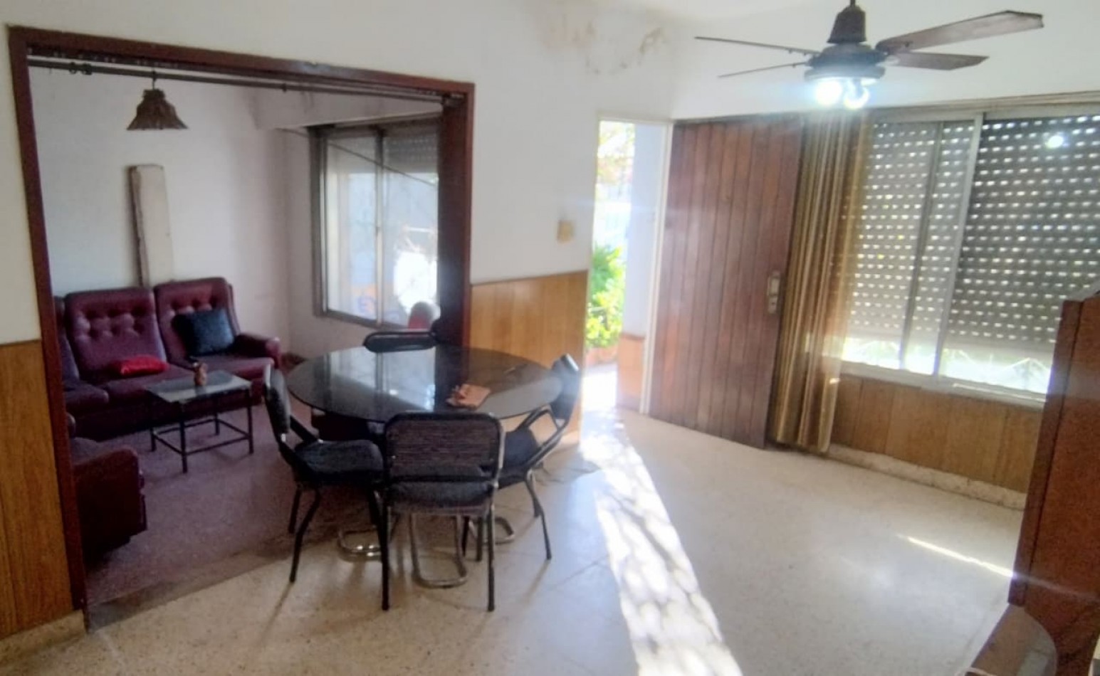 CASA DE 4 AMBIENTES, 3 DORMITORIOS CON GARAGE Y PATIO.