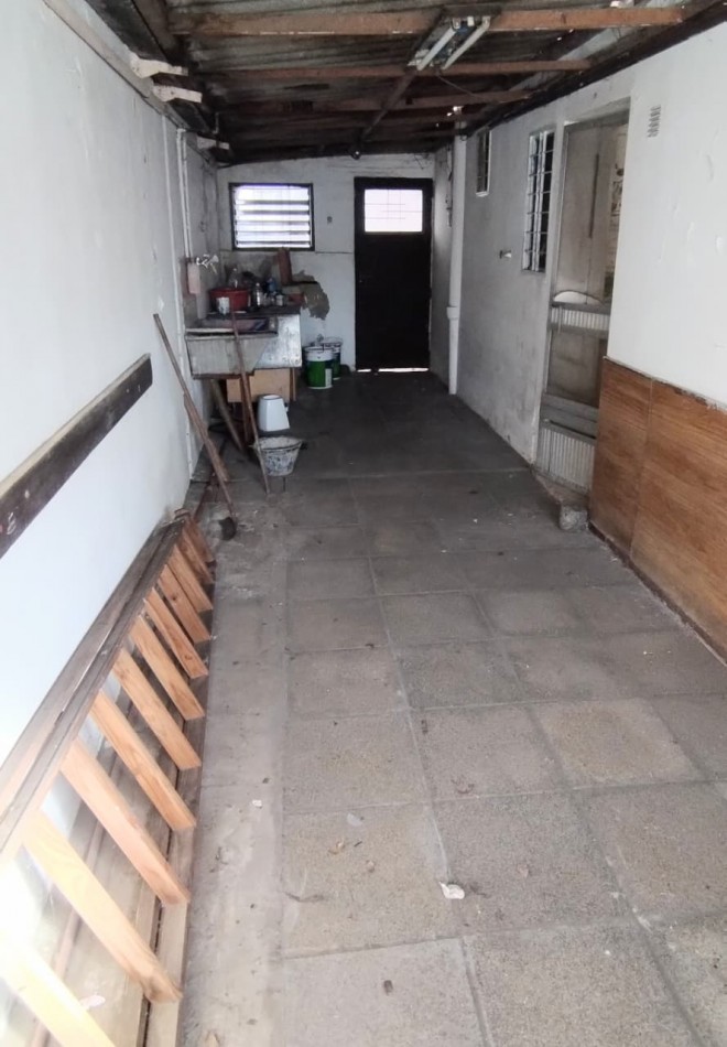 CASA DE 4 AMBIENTES, 3 DORMITORIOS CON GARAGE Y PATIO.