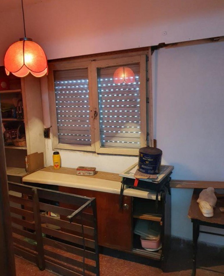 CASA DE 4 AMBIENTES, 3 DORMITORIOS CON GARAGE Y PATIO.