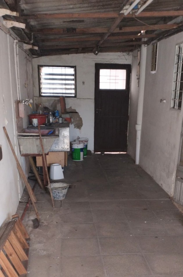 CASA DE 4 AMBIENTES, 3 DORMITORIOS CON GARAGE Y PATIO.