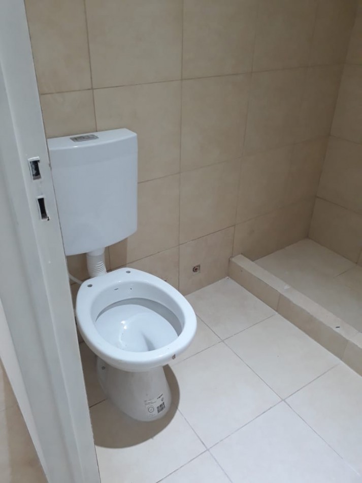 MONOAMBIENTE DIVIDIDO EN TERCER PISO AL FRENTE, CON BALCON.