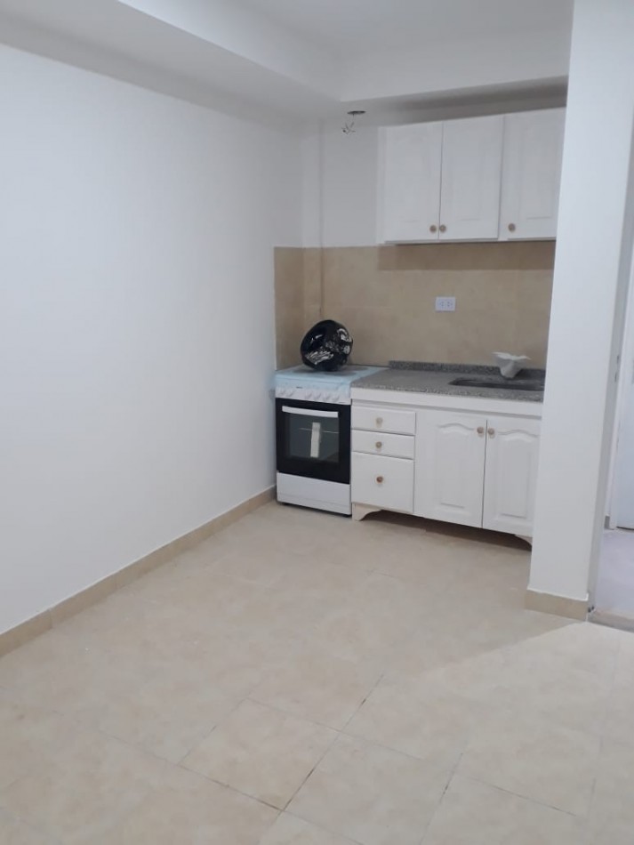 MONOAMBIENTE DIVIDIDO EN TERCER PISO AL FRENTE, CON BALCON.