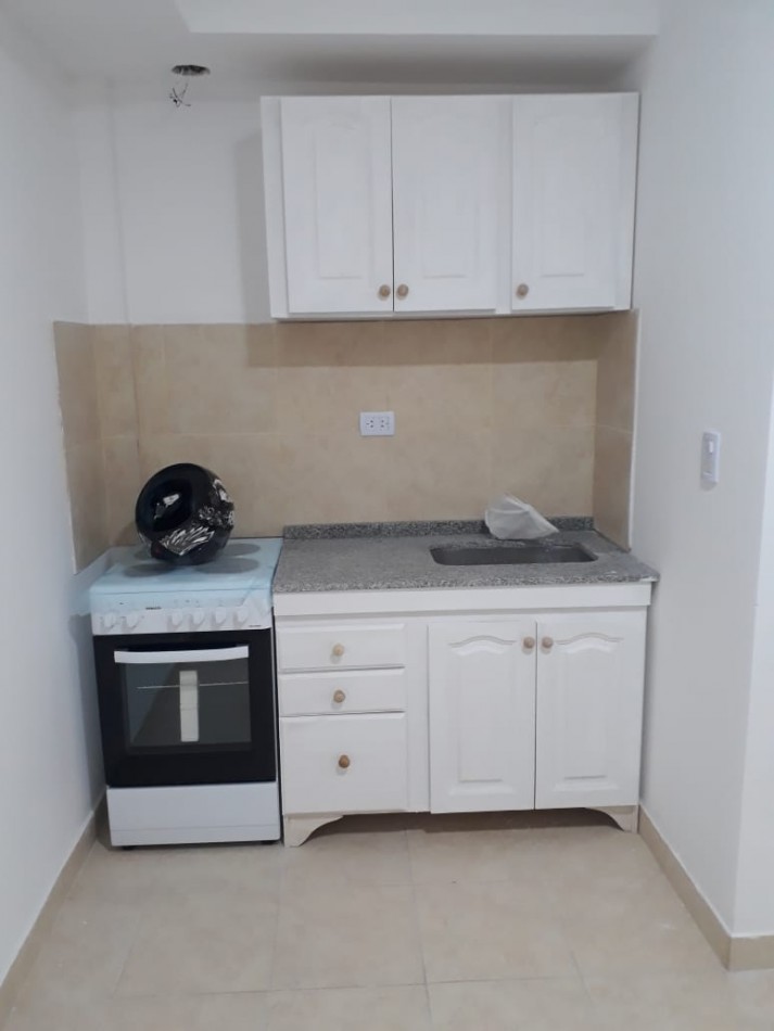 MONOAMBIENTE DIVIDIDO EN TERCER PISO AL FRENTE, CON BALCON.