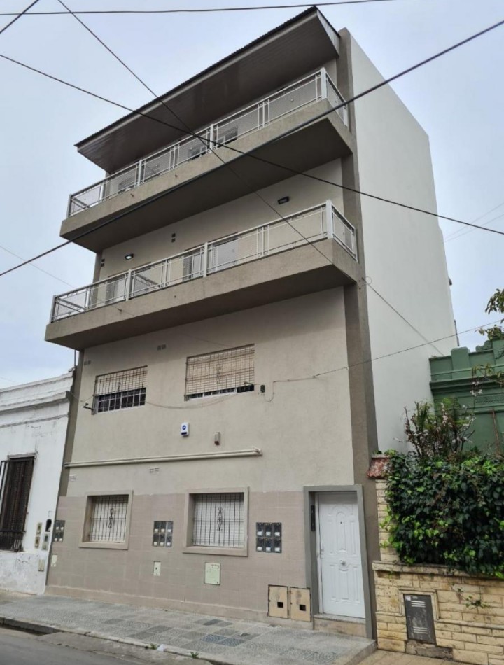 MONOAMBIENTE DIVIDIDO EN TERCER PISO AL FRENTE, CON BALCON.