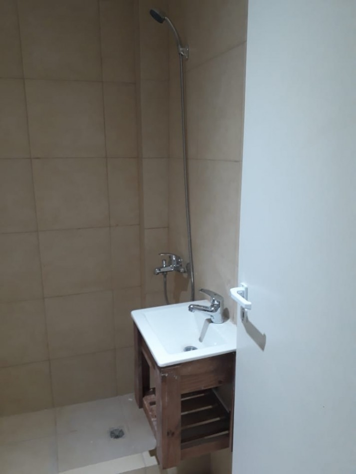 MONOAMBIENTE DIVIDIDO EN TERCER PISO AL FRENTE, CON BALCON.