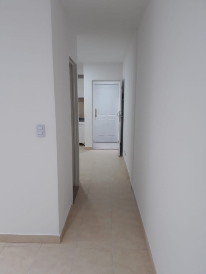 MONOAMBIENTE DIVIDIDO EN TERCER PISO AL FRENTE, CON BALCON.