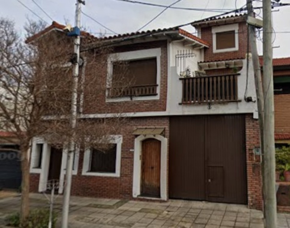 DEPARTAMENTO TIPO CASA EN PLANTA ALTA DE 4 AMBIENTES MAS GALPON EN PLANTA BAJA.