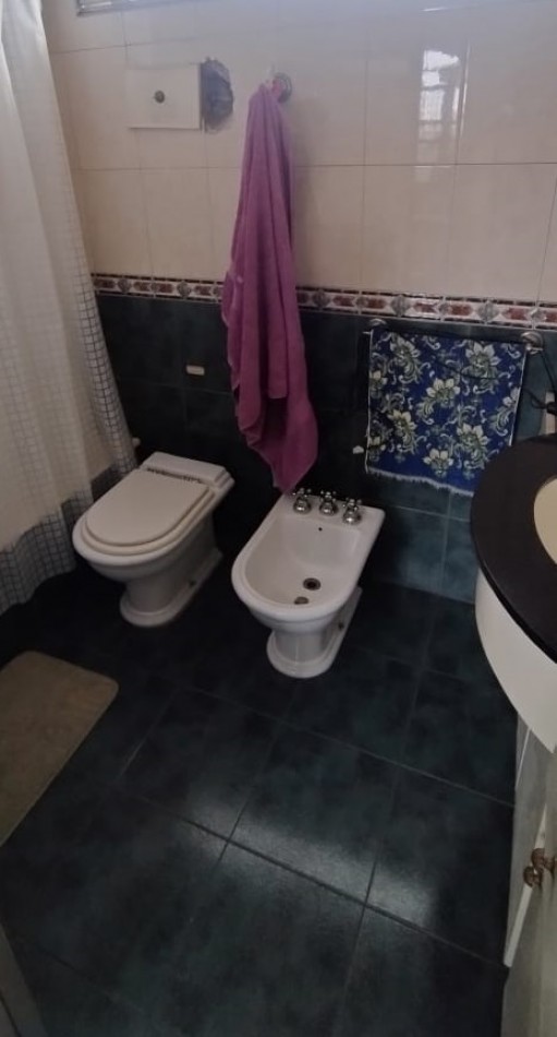 DEPARTAMENTO TIPO CASA EN PLANTA ALTA DE 4 AMBIENTES MAS GALPON EN PLANTA BAJA.