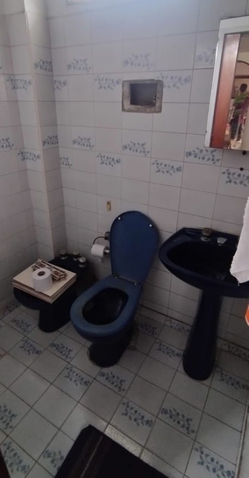 DEPARTAMENTO TIPO CASA EN PLANTA ALTA DE 4 AMBIENTES MAS GALPON EN PLANTA BAJA.