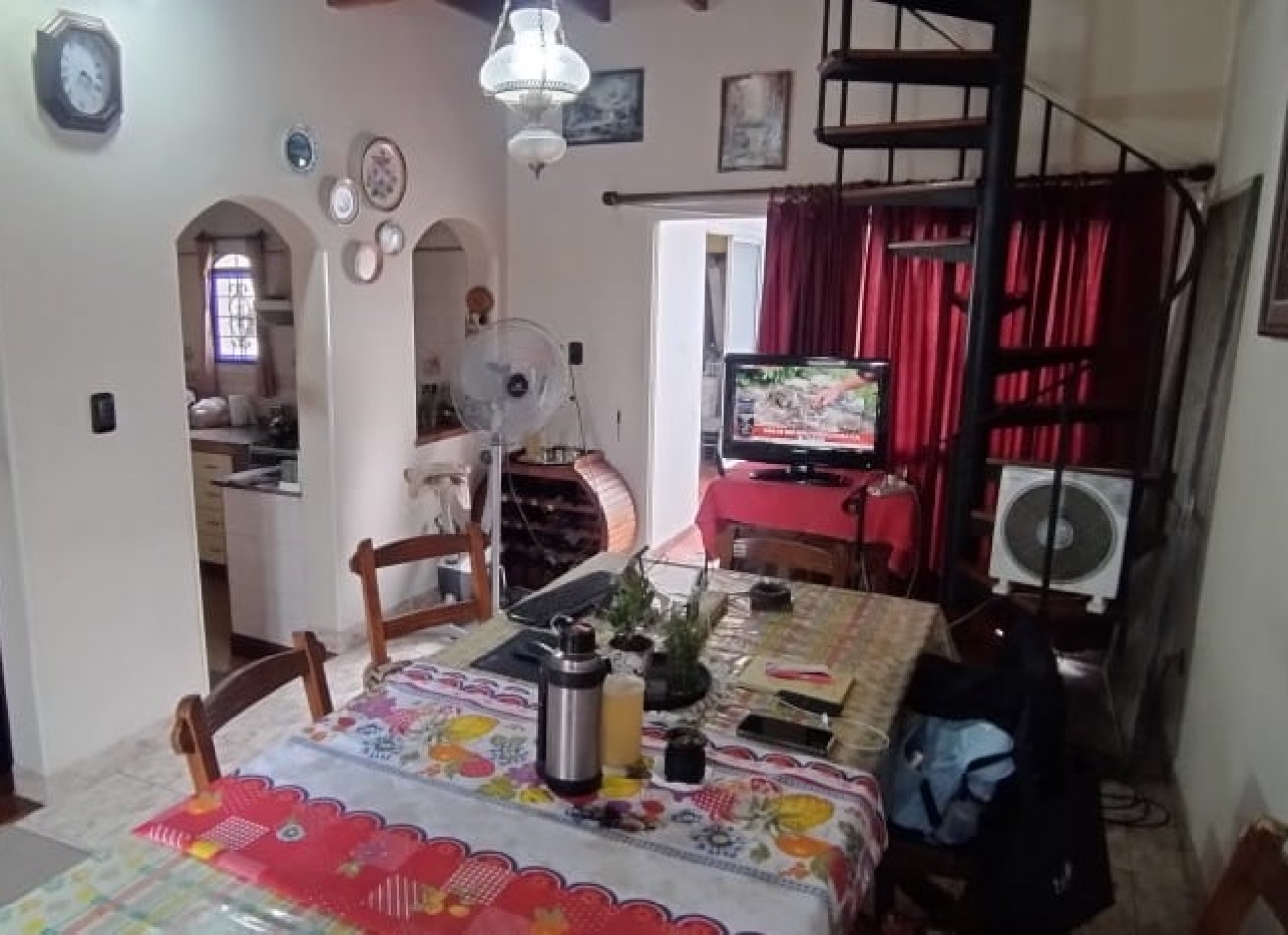 DEPARTAMENTO TIPO CASA EN PLANTA ALTA DE 4 AMBIENTES MAS GALPON EN PLANTA BAJA.