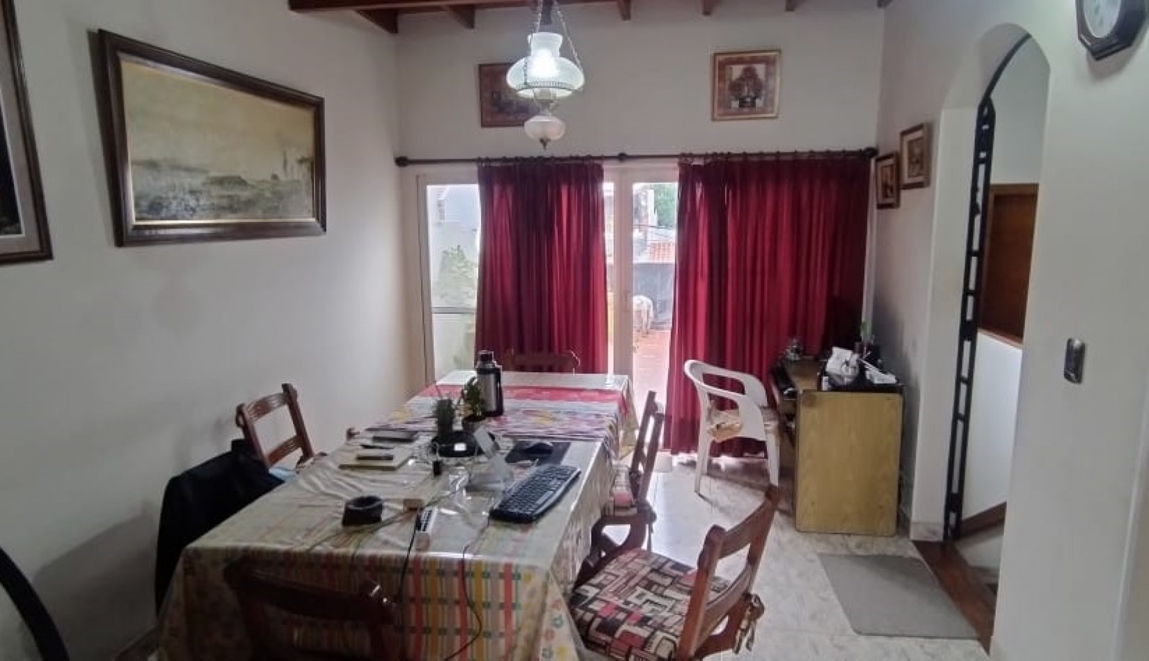 DEPARTAMENTO TIPO CASA EN PLANTA ALTA DE 4 AMBIENTES MAS GALPON EN PLANTA BAJA.